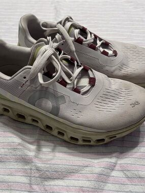 On Running Cloudswift Lace-Up Running Shoes in Light Gray with Burgundy Accents